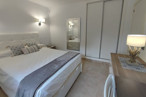 Dormitorio luminoso con amplio espacio de almacenamiento