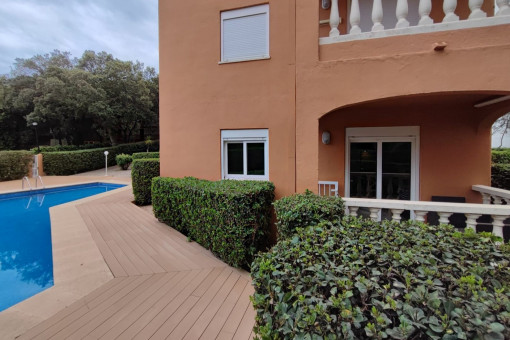 Complejo residencial cuidado con piscina comunitaria