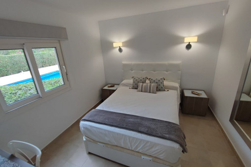 Dormitorio con vistas al jardín y la piscina