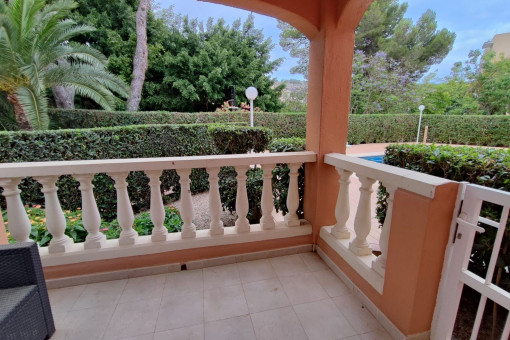 Terraza privada con vistas y acceso a la piscina
