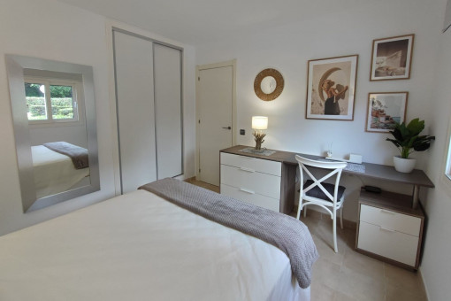 Dormitorio con escritorio