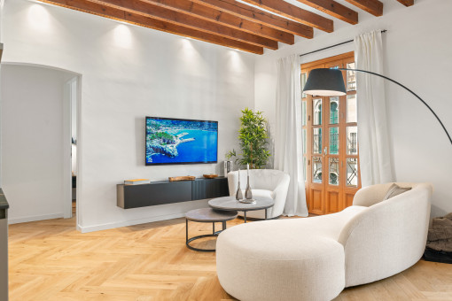 Sala de estar confortable con acceso al balcón