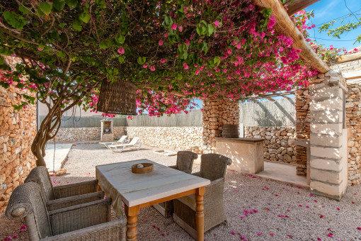 Patio con cocina exterior