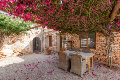 Encantadora casa de pueblo con piscina en Es Llombards