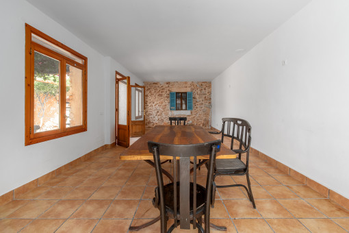 Anexo lateral con salón