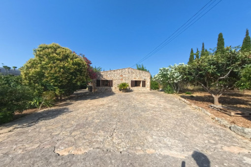 Parking delante de la finca