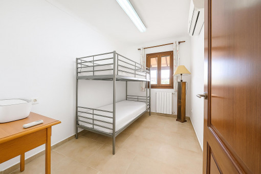 Habitación infantil práctica con litera y vistas al campo – ideal para familias.