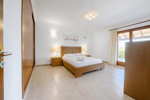 Segundo dormitorio con armarios empotrados y acceso a la terraza – luminoso y tranquilo.