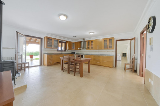 Cocina de alta calidad con estilo rústico, frentes de madera maciza y equipamiento moderno.