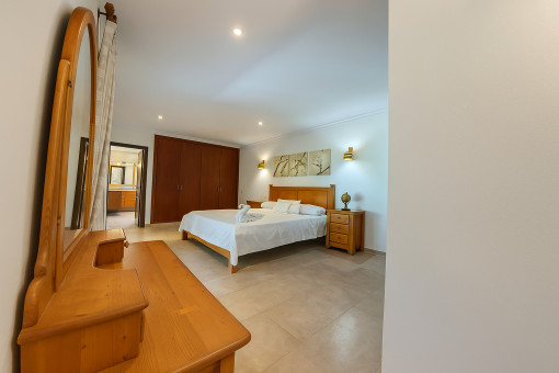 Dormitorio principal con tocador y acceso directo al baño
