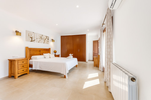 Dormitorio principal luminoso con armario empotrado grande y aire acondicionado