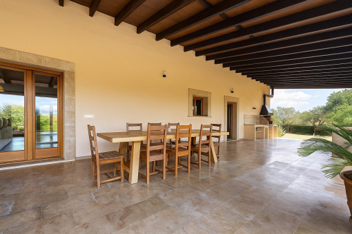Terraza con barbacoa y cocina exterior con vistas a la naturaleza
