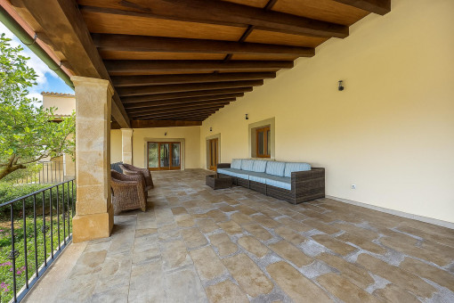 Balcón superior con zona de estar y vistas al jardín