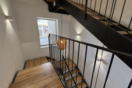 Escalera elegante con peldaños de madera maciza