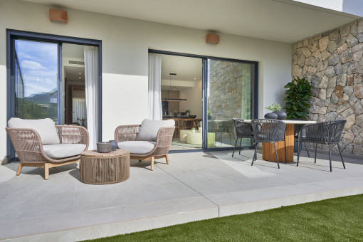 Idílica terraza con acceso al jardín