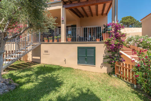 Jardin con acceso al sotano