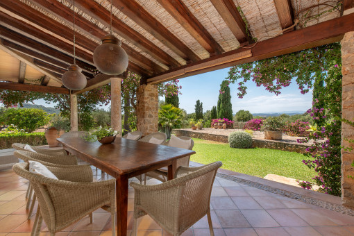 Terraza cubierta con vistas a la lejanía