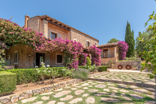 Finca con tradicional piedra natural