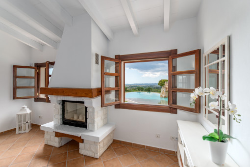 Comedor con chimenea y vistas