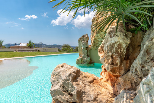 Piscina con gruta