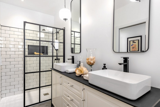  Baño elegante con doble lavabo y ducha acristalada