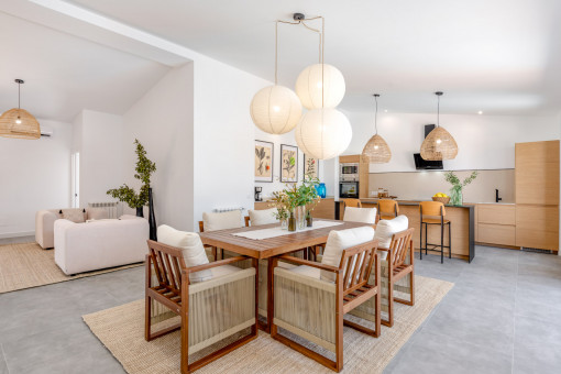 Espacio abierto con cocina y comedor de estilo mallorquín