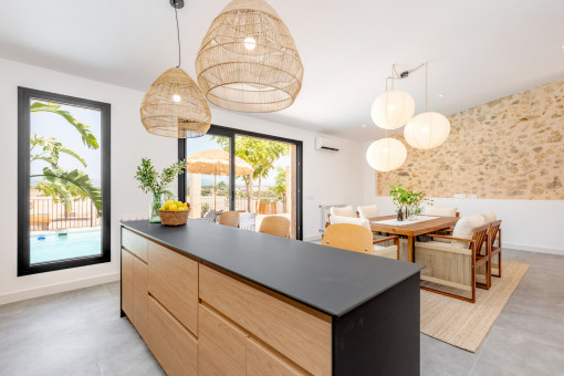  Cocina abierta con comedor y acceso a la piscina
