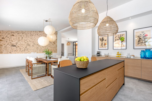 Espacio abierto con cocina y comedor de estilo mallorquín