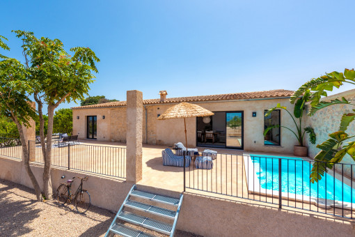 Piscina y terraza soleada