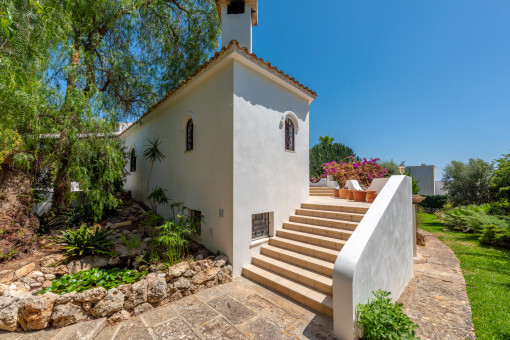 Parte trasera de la casa con escalera que conduce a la terraza de la piscina