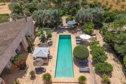 Finca con piscina grande