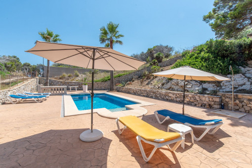 La mirada se pierde en el mar – zona de piscina tranquila con sol y amplitud