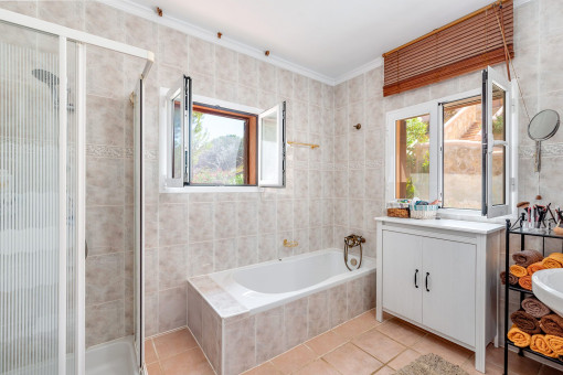 Baño moderno con ventana, bañera y ducha