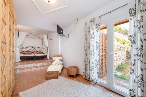 Dormitorio principal con encanto, acceso al exterior y mucha luz