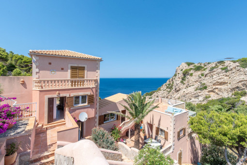 Villa en ubicación tranquila sobre una ladera, con jardín de fácil mantenimiento
