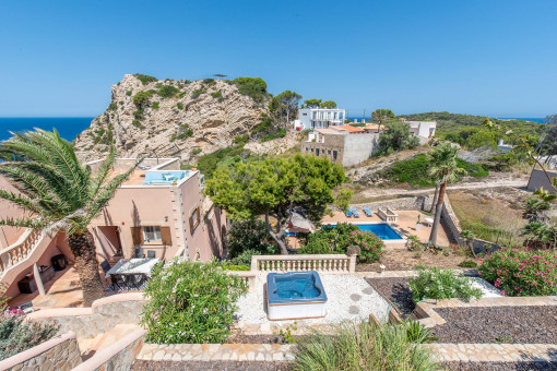 Villa en ubicación tranquila sobre una ladera, con jardín de fácil mantenimiento