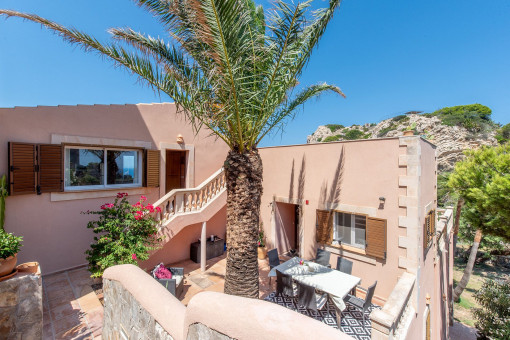 Villa en ubicación tranquila sobre una ladera, con jardín de fácil mantenimiento
