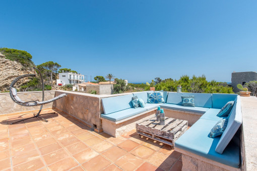 Terraza soleada con zona lounge y espectaculares vistas al mar