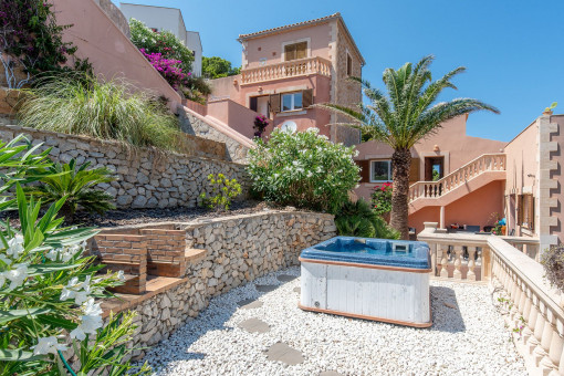 Un momento de bienestar en el jacuzzi – rodeado de naturaleza y brisa marina