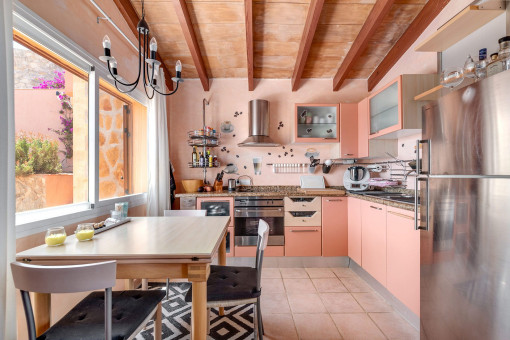 Cocina espaciosa y totalmente equipada con estilo mediterráneo