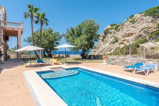 Terraza, piscina y panorama – vida mediterránea al aire libre