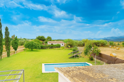 Vista desde la terraza en la azotea hacia la casa de invitados