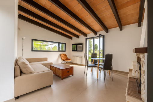Salón con chimenea