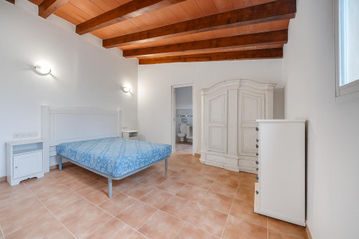 Dormitorio con baño en suite