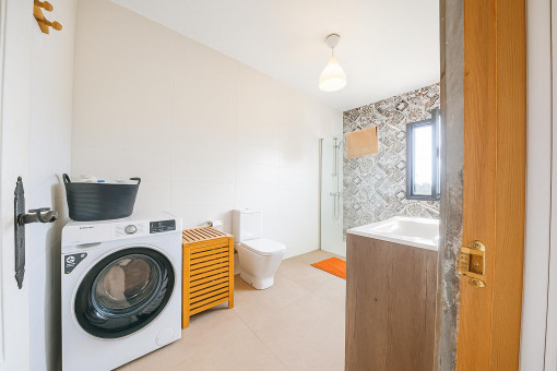 Baño con ducha y lavandería