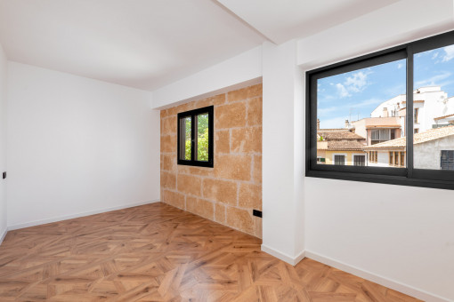 Una de las dos habitaciones con grandes ventanas