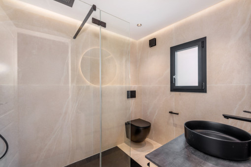 Elegante baño principal