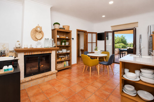 Cocina con zona de comedor