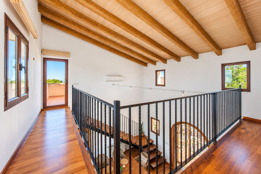 Escalera con salida a la terraza