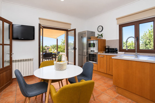 Cocina con zona de comedor